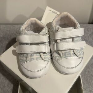 Brand new baby da Vinci shoes it’s size 19 which is from 6 to 10 months.